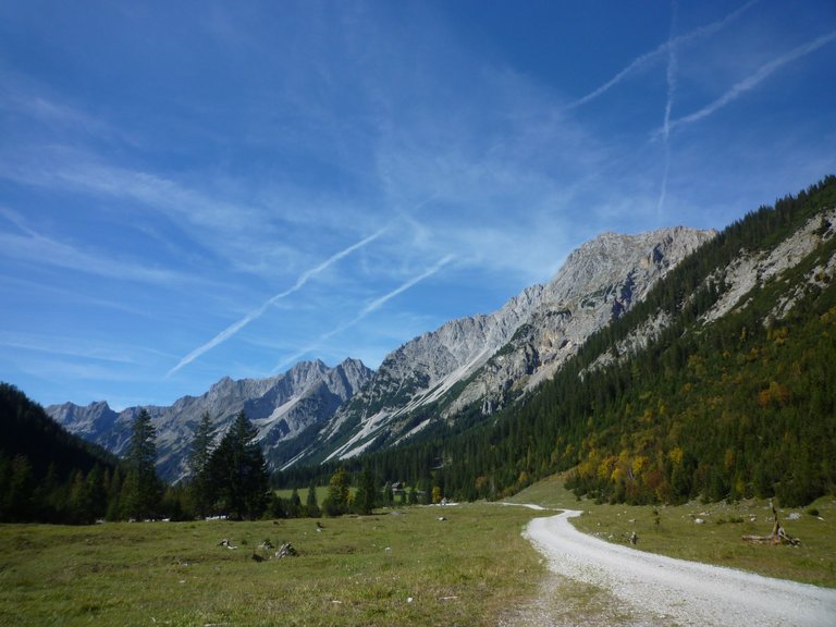 it:Karwendeltal talauswärts Blickrichtung Angeralm (1310m)