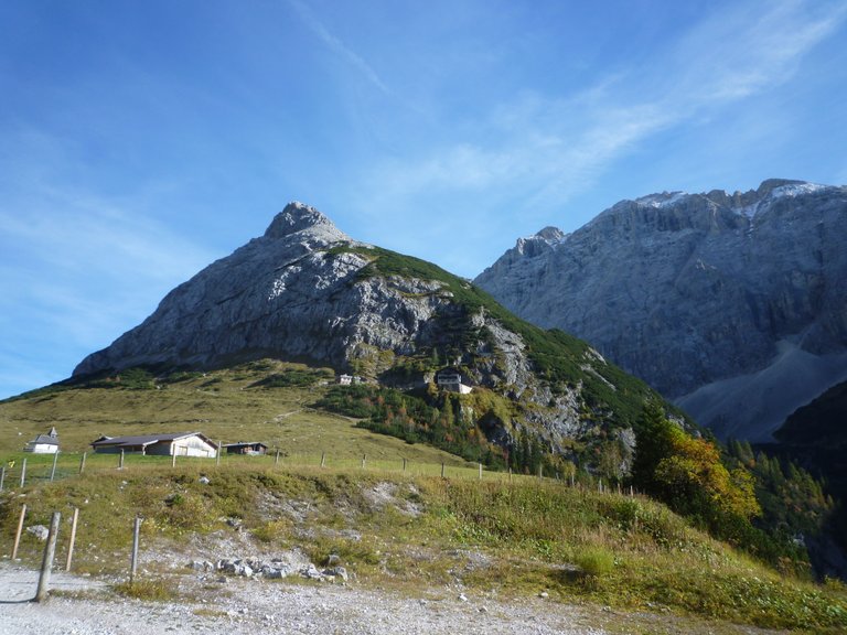 Blick zum Karwendelhaus (1771m)