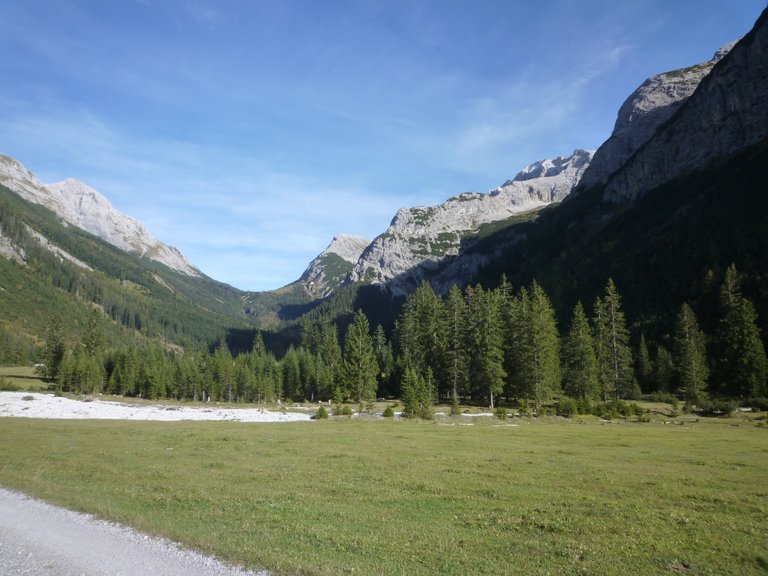 it:Karwendeltal taleinwärts Blickrichtung Hochalmsattel (1803m) und Karwendelhaus (1771m)