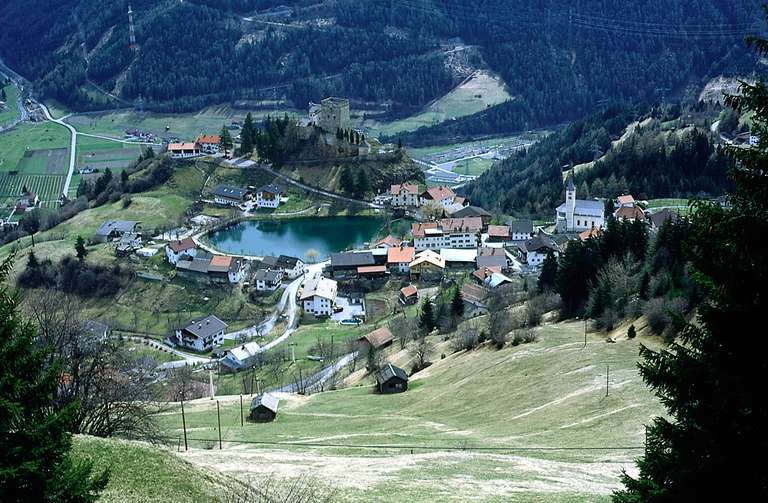 Ortskern von Ladis mit Burg