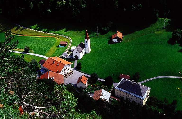 Weiler Kronburg mit Wallfahrtskirche Mariahilf