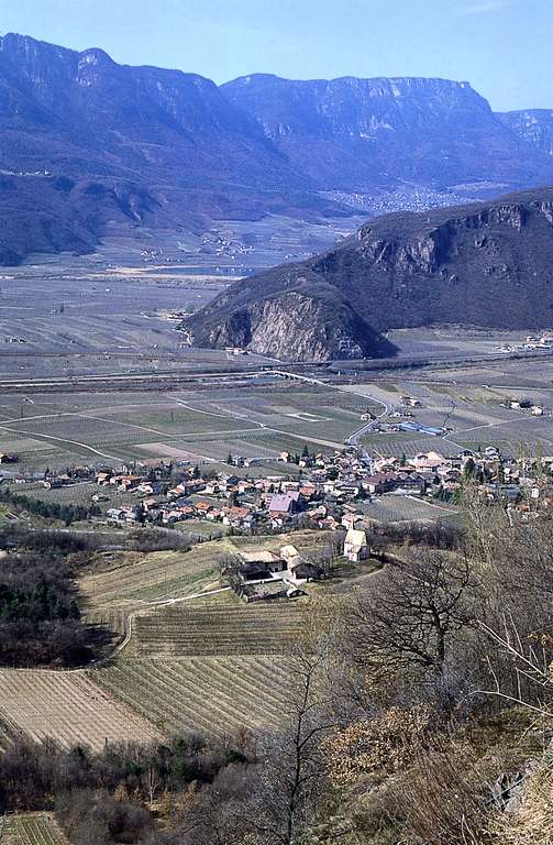 Auer, looking at Überetsch