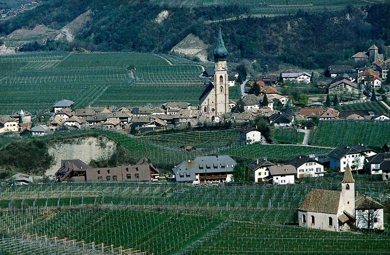 San Paolo con il "Duomo di Campagna", Appiano sulla strada del vino