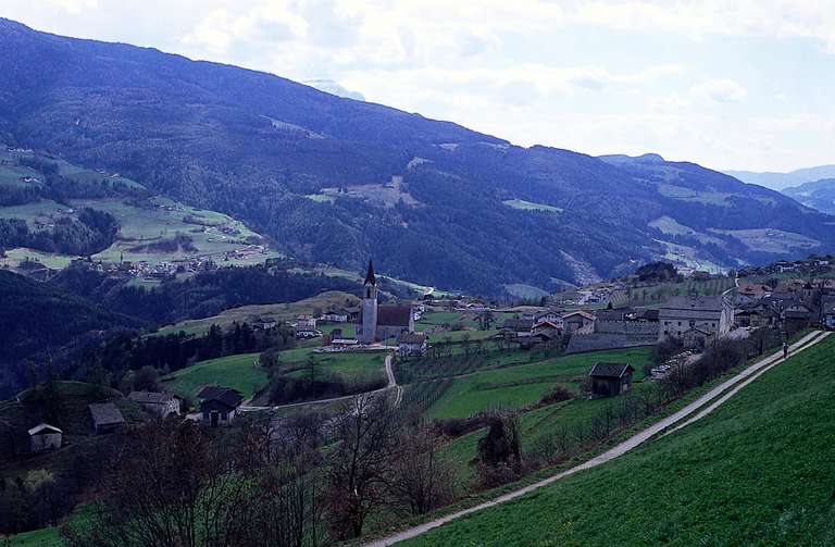 Feldthurns mit Blick über das Eisacktal