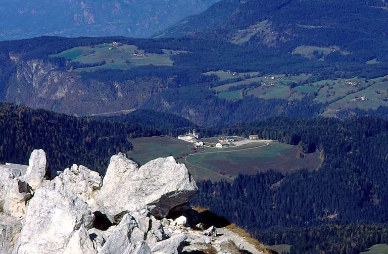 Il santuario di Pietralba dal Corno Bianco; sullo sfondo l'altopiano di Nova Ponente, Nova Ponente