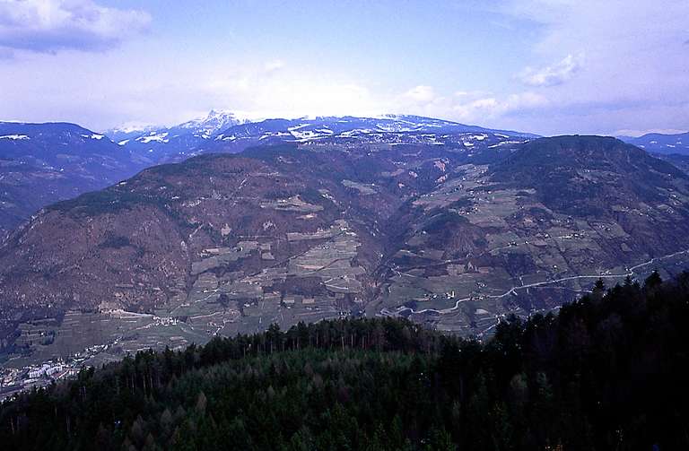 Links Blick auf den Tschögglberg mit Jenesien, rechts der Ritten