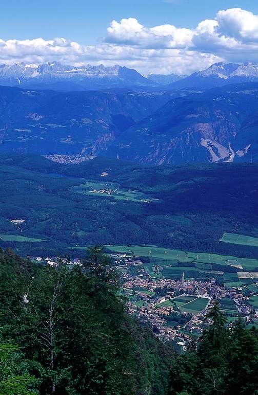 looking at Kaltern and Dolomiten from Mendel, in the middle Montiggl