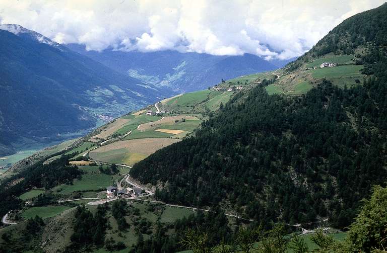 Laas, Blick auf die trockenkargen Hänge des Sonnenberges