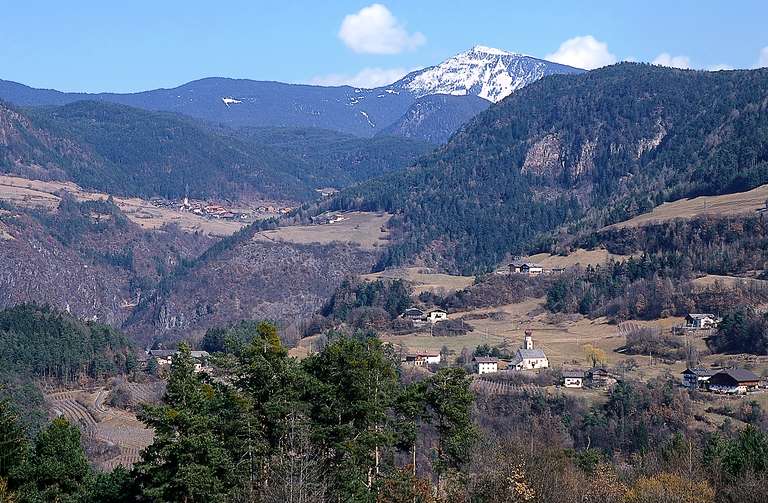 Vista sulla frazione Sant'Osvaldo, Castelrotto, sullo sfondo il comune di Tesimo