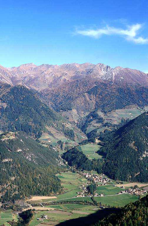 Ortsteil Mauls, Freienfeld, im Hintergrund Ritzail