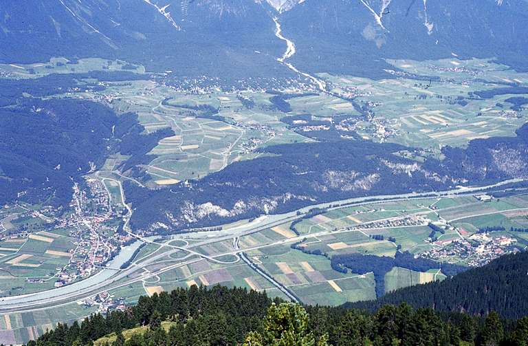 Blick auf das Mieminger Plateau, eine Terrassenstufe oberhalb des Inntals