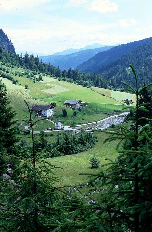 Blick auf Hof und Kirchlein in Ratschings