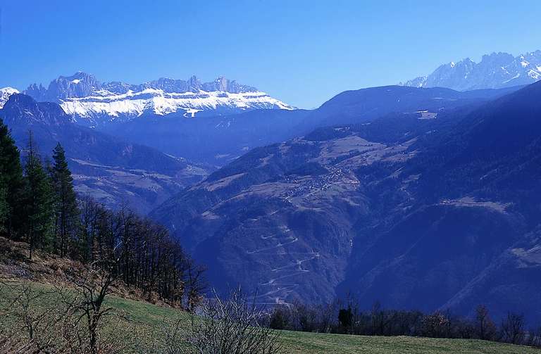 Ortsteil Steinegg vor Schlern und Rosengarten, Karneid