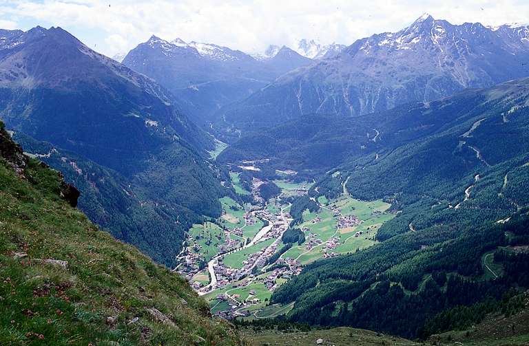 Sölden eingebettet in eine eindrucksvolle Gebirgslandschaft