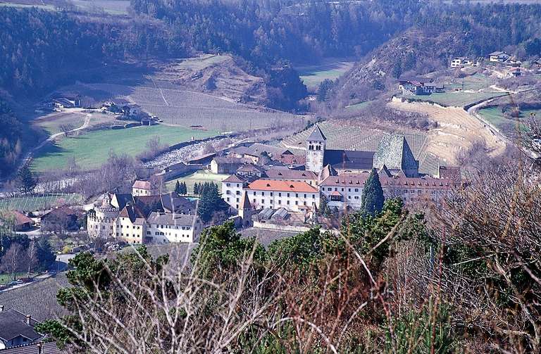 Il monastero e la frazione Novacella; Varna