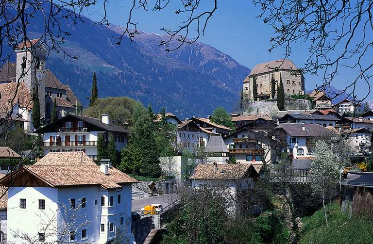 Il castel Scena con il villagio