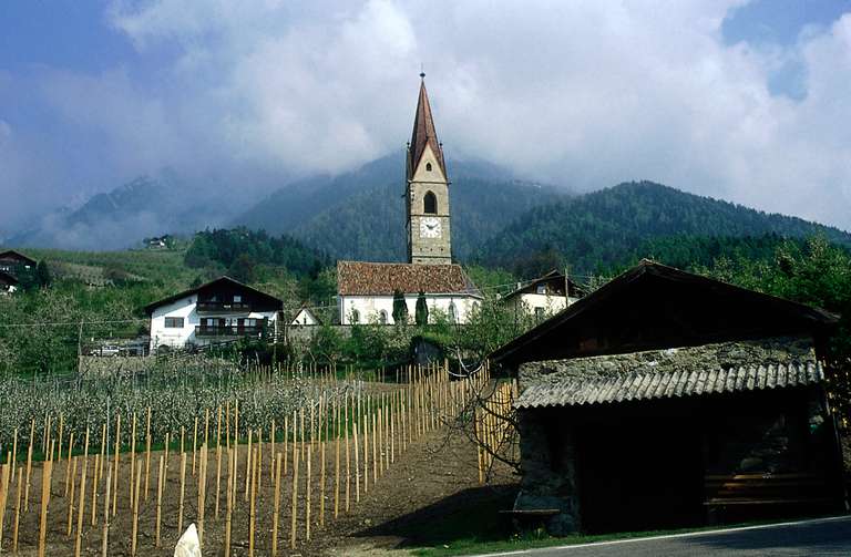 Kuens, church