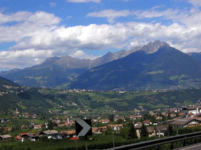 Algund, mit Dorf Tirol im Hintergrund