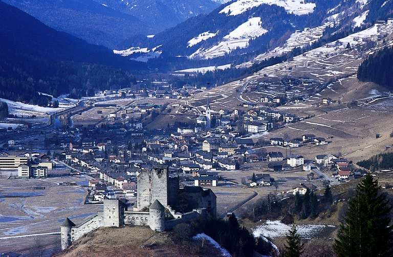 Sillian con il castello di Heinfels