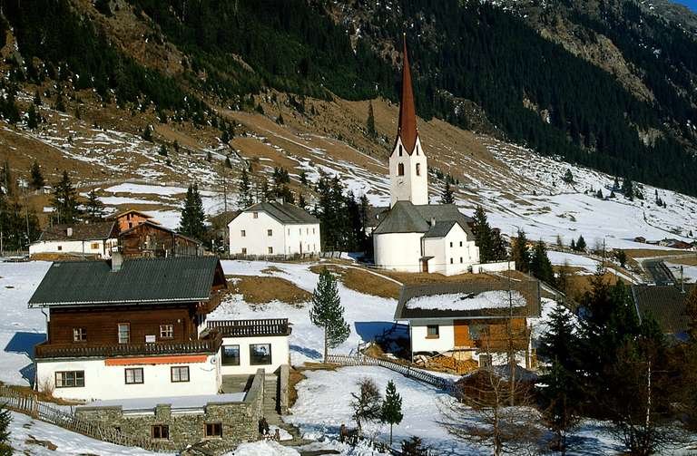 St. Sigmund im Sellrain, center