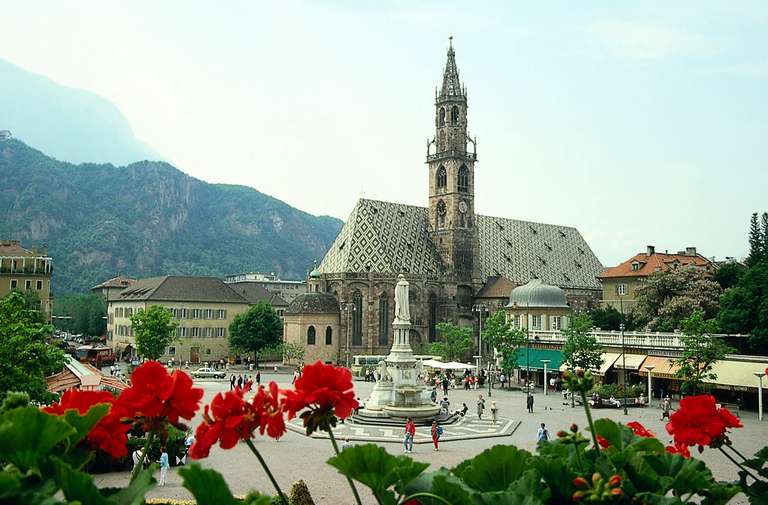 Bolzano, Piazza Walther con il duomo