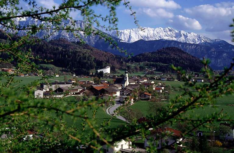 Erl con il teatro del festival, da nord