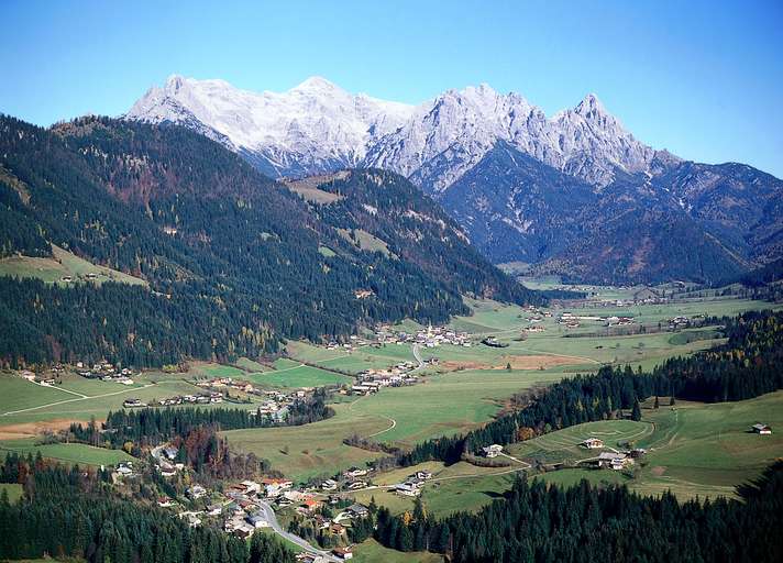 St. Jakob in Haus, mit Blick über das Pillerseetal auf die Loferer Steinberge