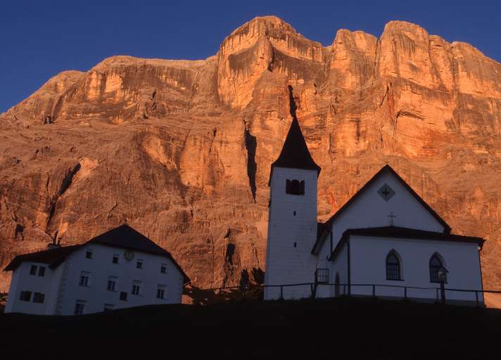 La Crusc/Hl. Kreuz pilgrimage church at the feet of mount Croda di S. Croce/Kreuzkofel