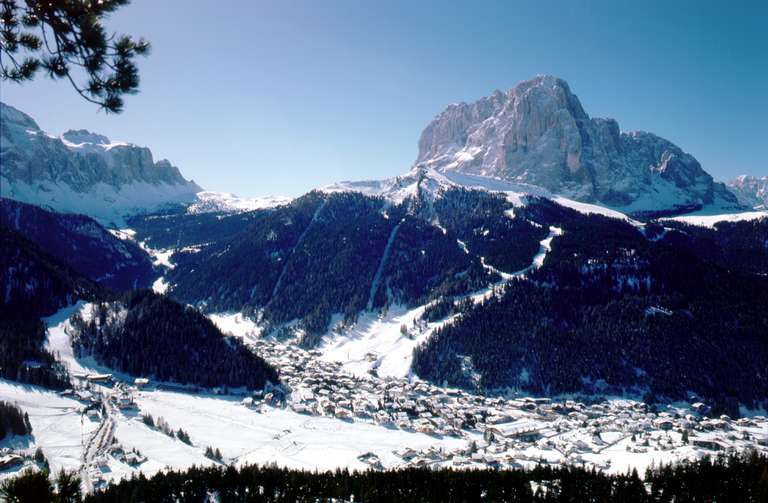 Sëlva/ Wolkenstein i.G. mit Langkofel und Saslong-Abfahrt