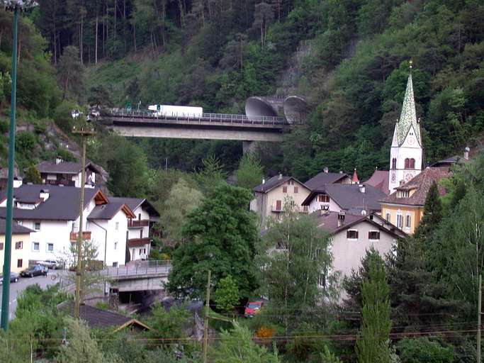 the center of Waidbruck with the highway