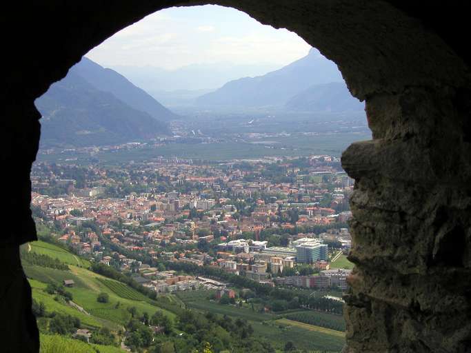 Vista dal castello Tirolo sulla città di Merano e la Val d´Adige