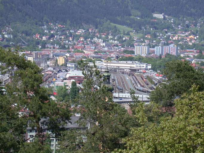 Blick von Bergisel auf Innsbrucker Hauptbahnhof