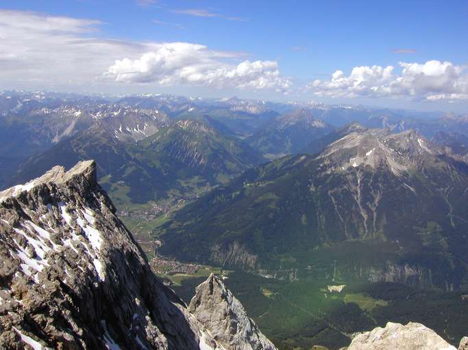 Blick von der Zugspitze nach Westen, im Hintergrund Lermoos