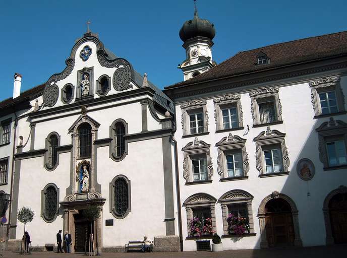 Jesuitenkirche e Damenstift, Hall