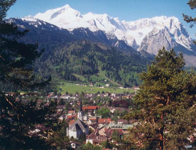 Garmisch-Partenkirchen con Alpspitze e Zugspitze