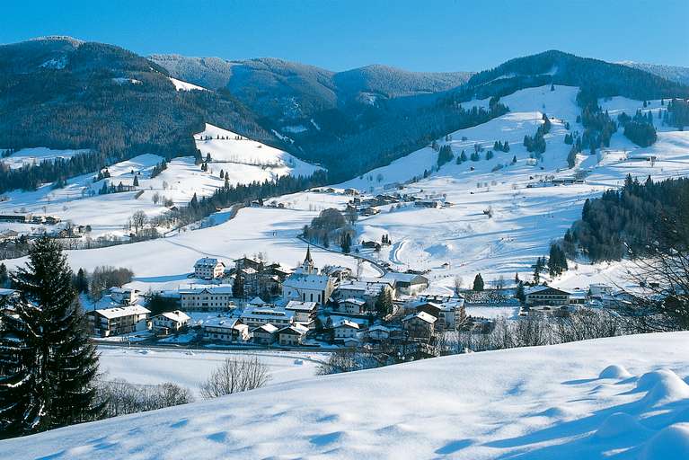 Blick über Leogang auf Schanteilift