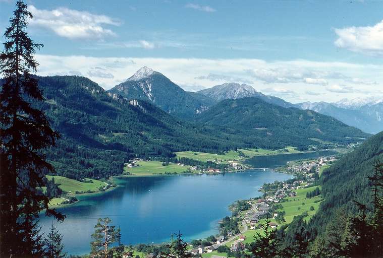 Der in die Gailtaler Alpen eingebettete Weißensee