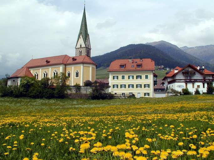 Kirche und Schule von Terenten