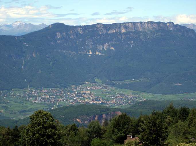 Oltradige (Caldaro) con il passo della  Mendola e il Penegal