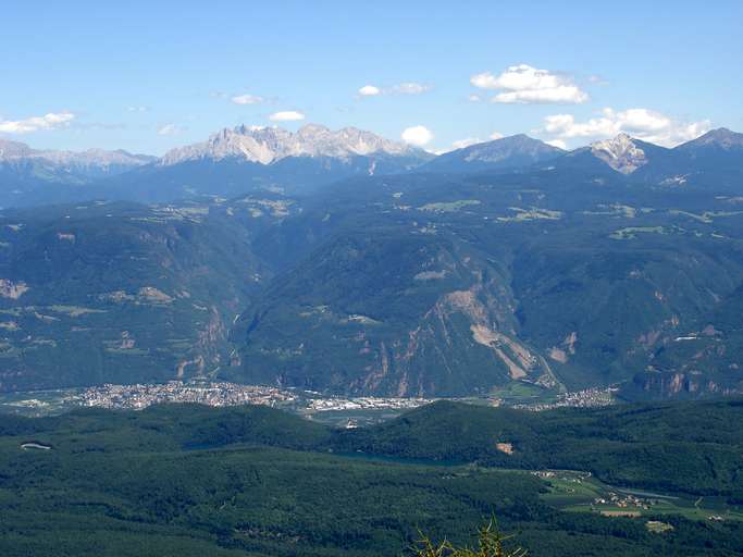 Laghi di monticolo,l´altipiano del Monte Regolo e nel fondo il gruppo del Latemar