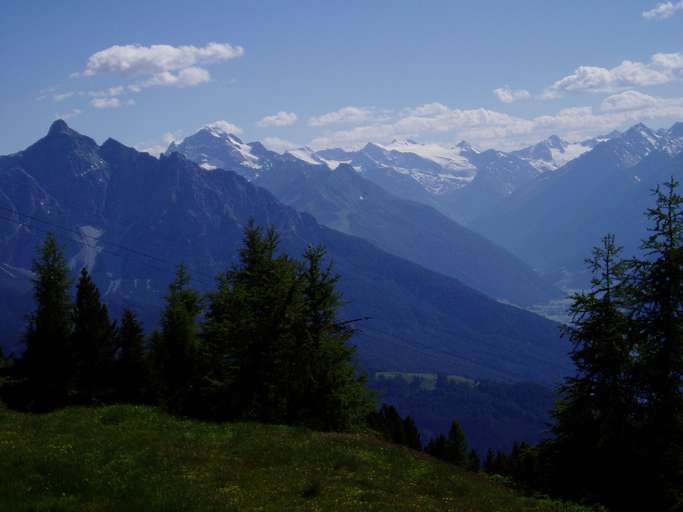 Starting left: Serles (2718 m), Habicht (3277 m), Zuckerhütl (3505 m)