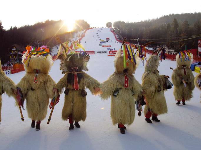 Weltcup-Skirennen im Bacherngebirge, traditionelle Kurenti-Figuren 