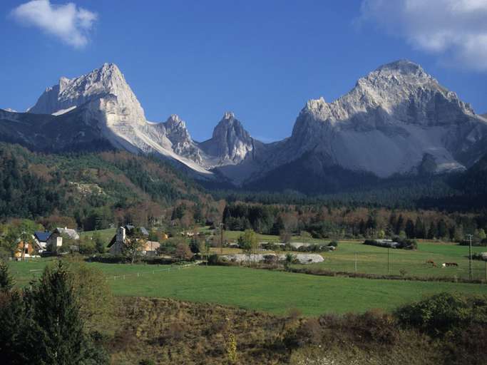 Lus-la-Croix-Haute im Vallon de la Jarjatte sieht sich von den höchsten Bergen der Drôme umgeben