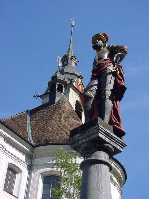 Bannerherr vor der Kirche Sankt Martin in Schwyz 