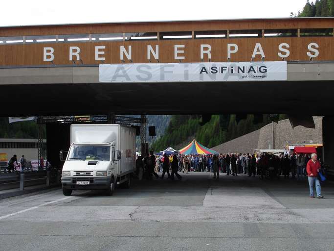 Bürgerversammlung auf der Autobahn am Brenner