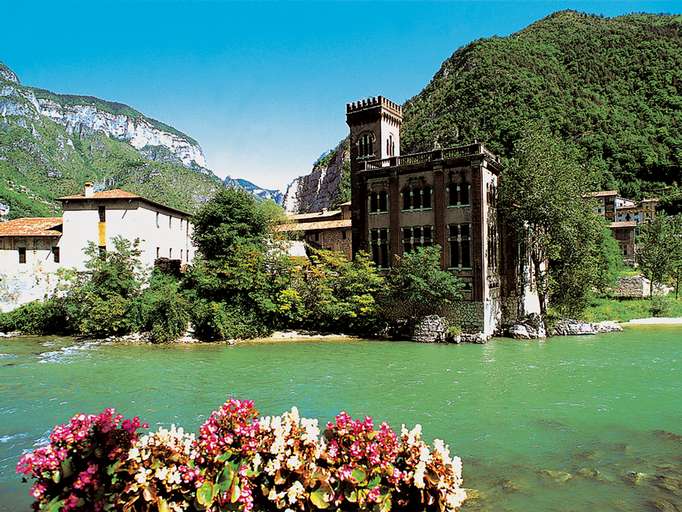 Dorf Valstagna mit dem Fluss Brenta