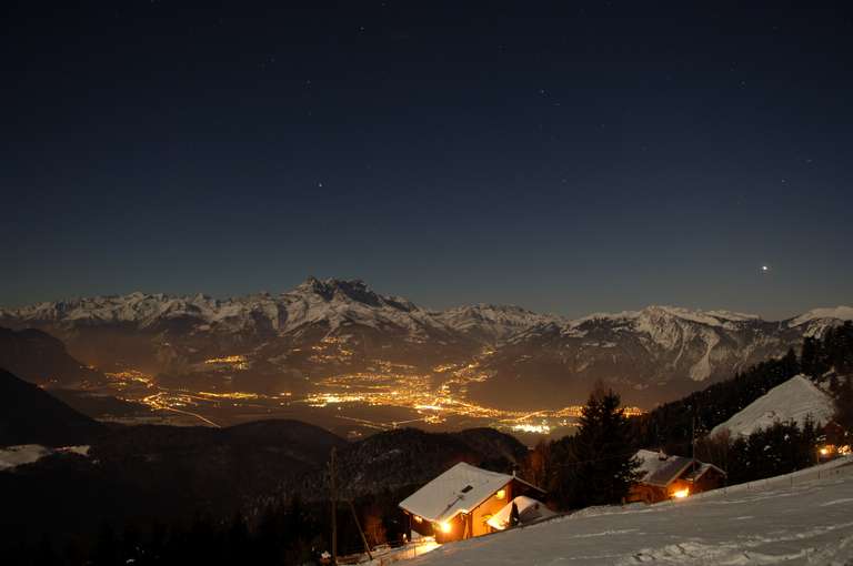 Leysin bei Nacht im Winter