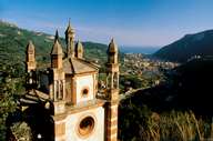 Capella di Nostra Signora del Loreto (15.Jh.) mit dem Dorf Perti, Ligurische Alpen (Bild: Foto Archivio Agenzia In Liguria)