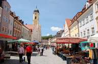 Marktstände in der Altstadt von Kaufbeuren (Bild: Verkehrsverein Kaufbeuren e.V.)