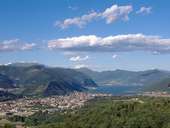 Blick auf Sarnico und Gewerbegebiet am Lago d'Iseo (Bild: Roberto Vavassori)